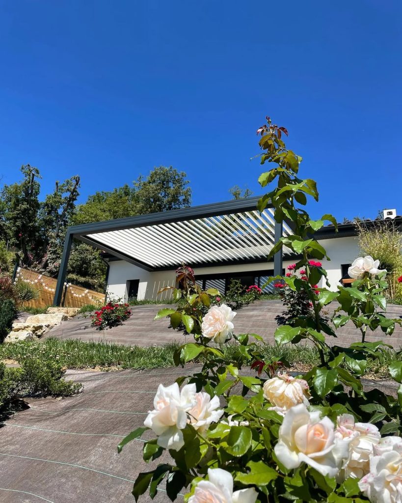 Nous sommes déjà en manque de soleil ! Nous vous envoyons une dose de ciel bleu avec une jolie pergola bioclimatique #été #deco #decorationinterieur #menuiserie #pergola #pergolabioclimatique #fleurs #societefranc